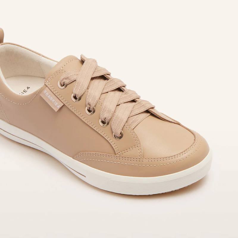 Frankie Ellie V Sand